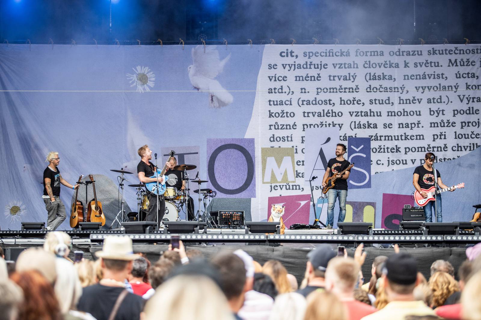 Druhý den na Bezdězu byl plný pozitivní energie a emocí. Nechyběli Cocotte Minute, Tomáš Klus nebo Dymytry