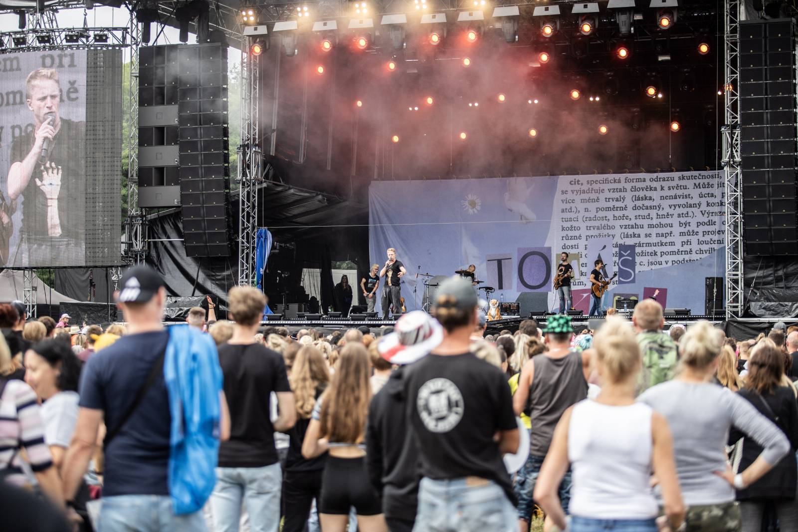 Druhý den na Bezdězu byl plný pozitivní energie a emocí. Nechyběli Cocotte Minute, Tomáš Klus nebo Dymytry