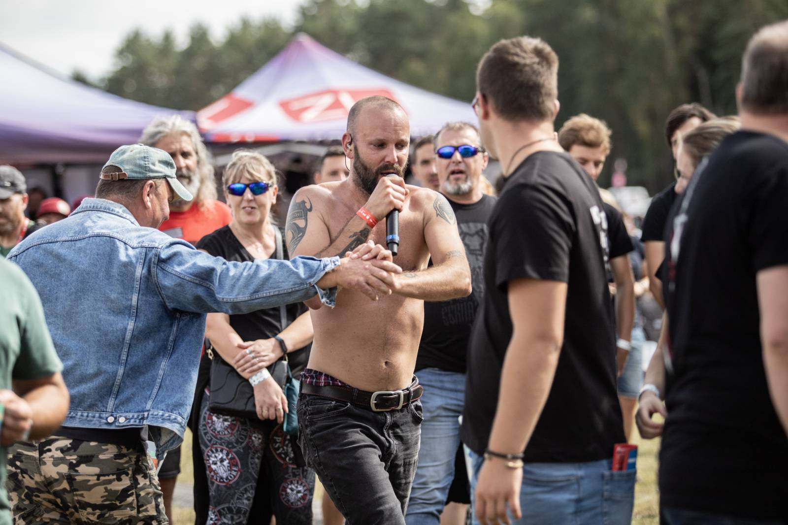 Druhý den na Bezdězu byl plný pozitivní energie a emocí. Nechyběli Cocotte Minute, Tomáš Klus nebo Dymytry