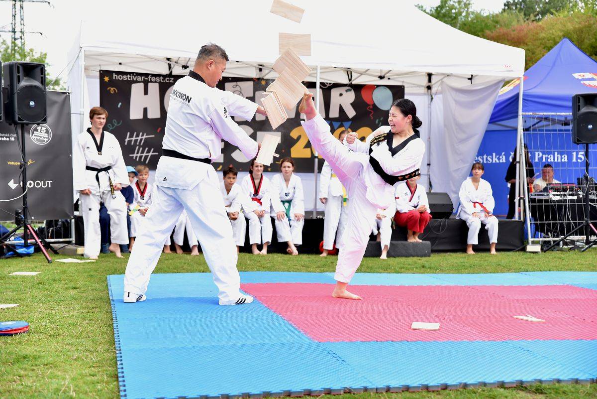 Pivovar Hostivar slaví deset let, gratulovali mu Mňága a Žďorp, Vítkovo kvarteto, Hudba Praha i Garage a Tony Ducháček