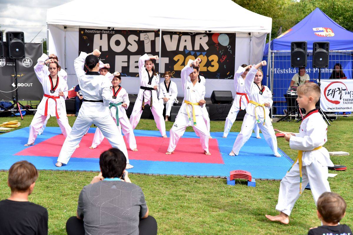 Pivovar Hostivar slaví deset let, gratulovali mu Mňága a Žďorp, Vítkovo kvarteto, Hudba Praha i Garage a Tony Ducháček