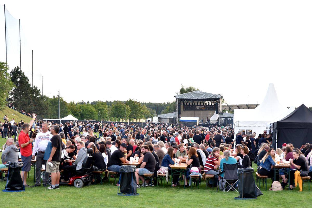 Pivovar Hostivar slaví deset let, gratulovali mu Mňága a Žďorp, Vítkovo kvarteto, Hudba Praha i Garage a Tony Ducháček