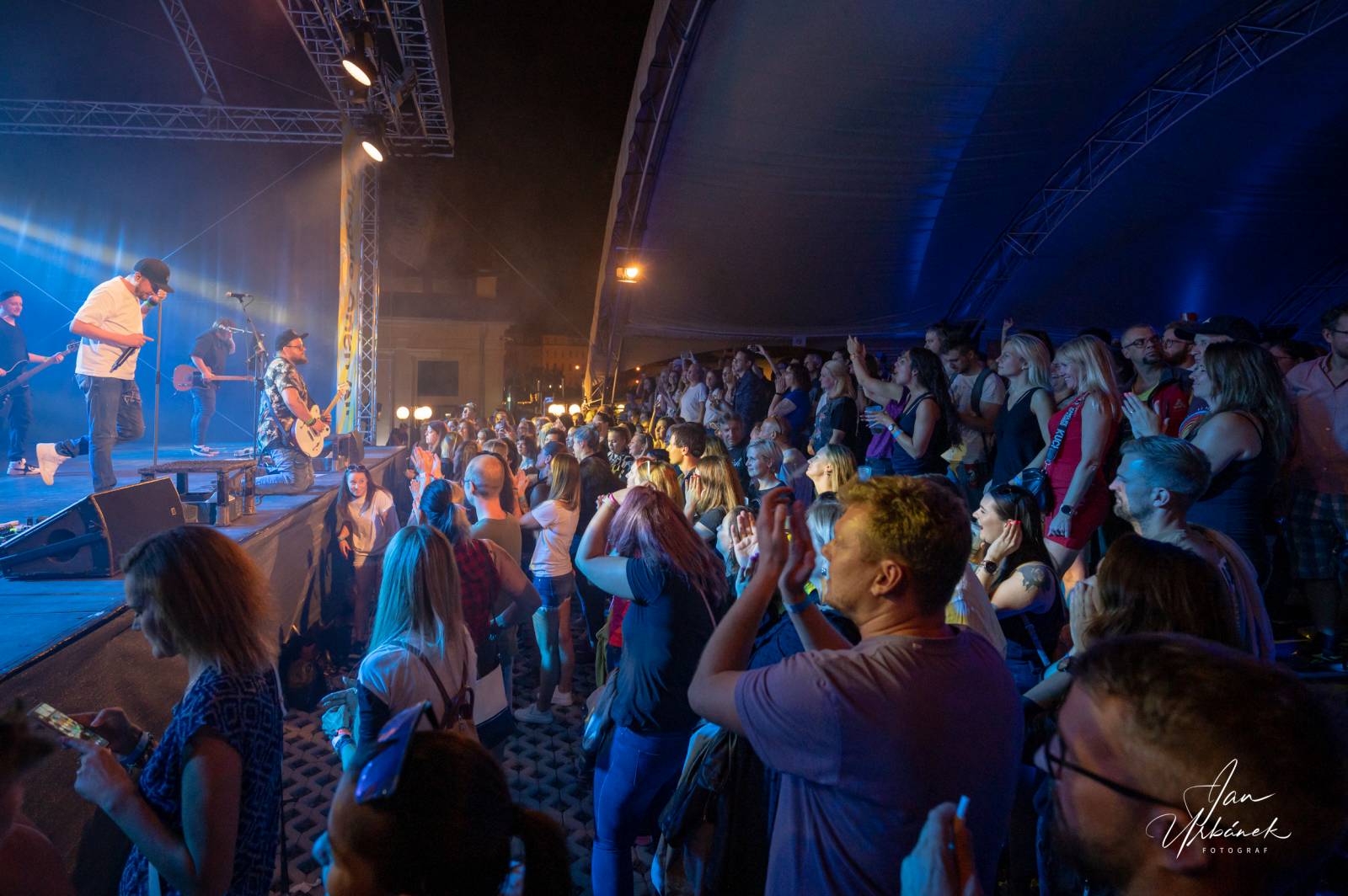 UDG rozsvítili Občanskou plovárnu, předskakovali jim Street69