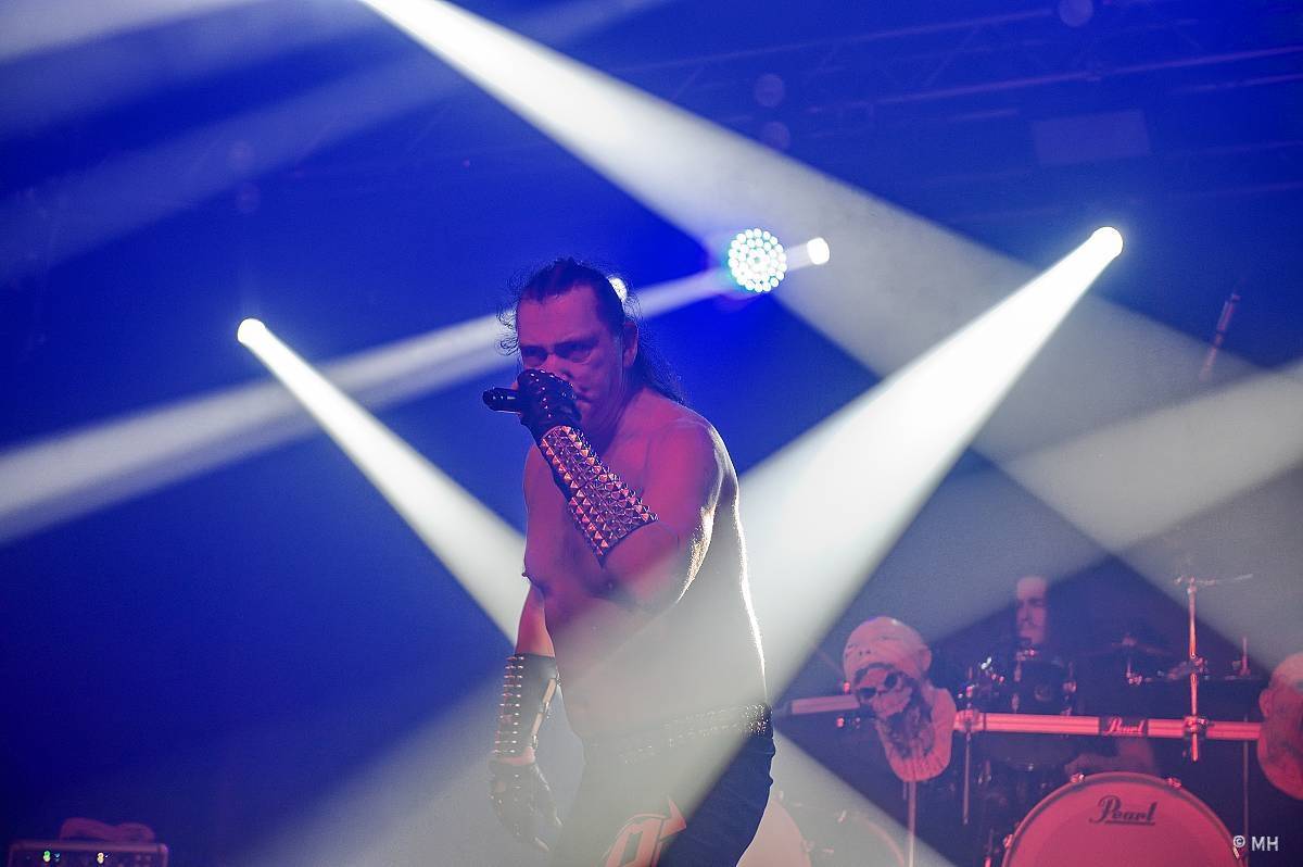 Debustrol zahrál Plzni sólo na motorovou pilu i největší hity z debutového alba