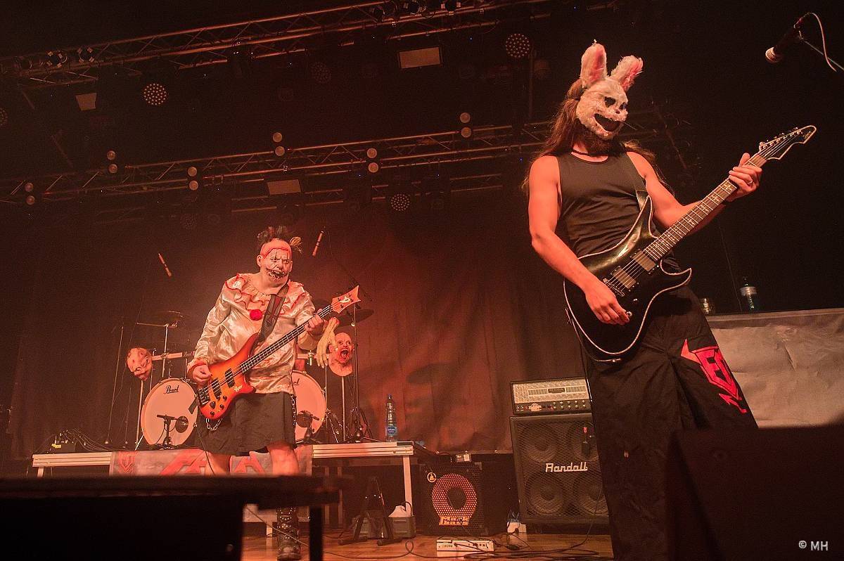 Debustrol zahrál Plzni sólo na motorovou pilu i největší hity z debutového alba