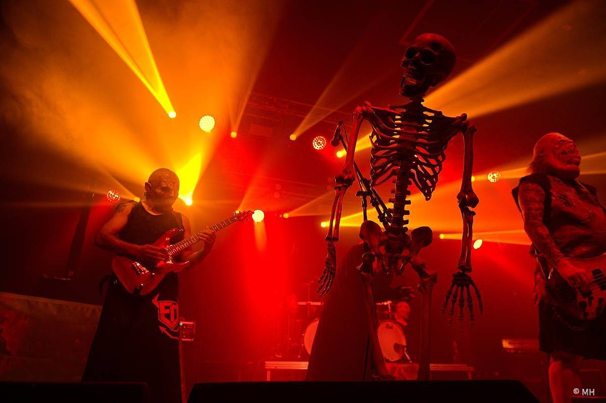 Debustrol zahrál Plzni sólo na motorovou pilu i největší hity z debutového alba