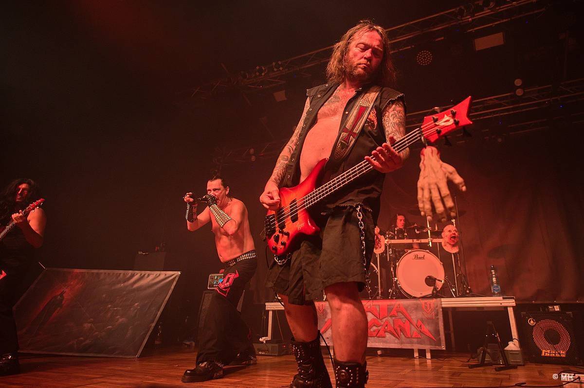 Debustrol zahrál Plzni sólo na motorovou pilu i největší hity z debutového alba