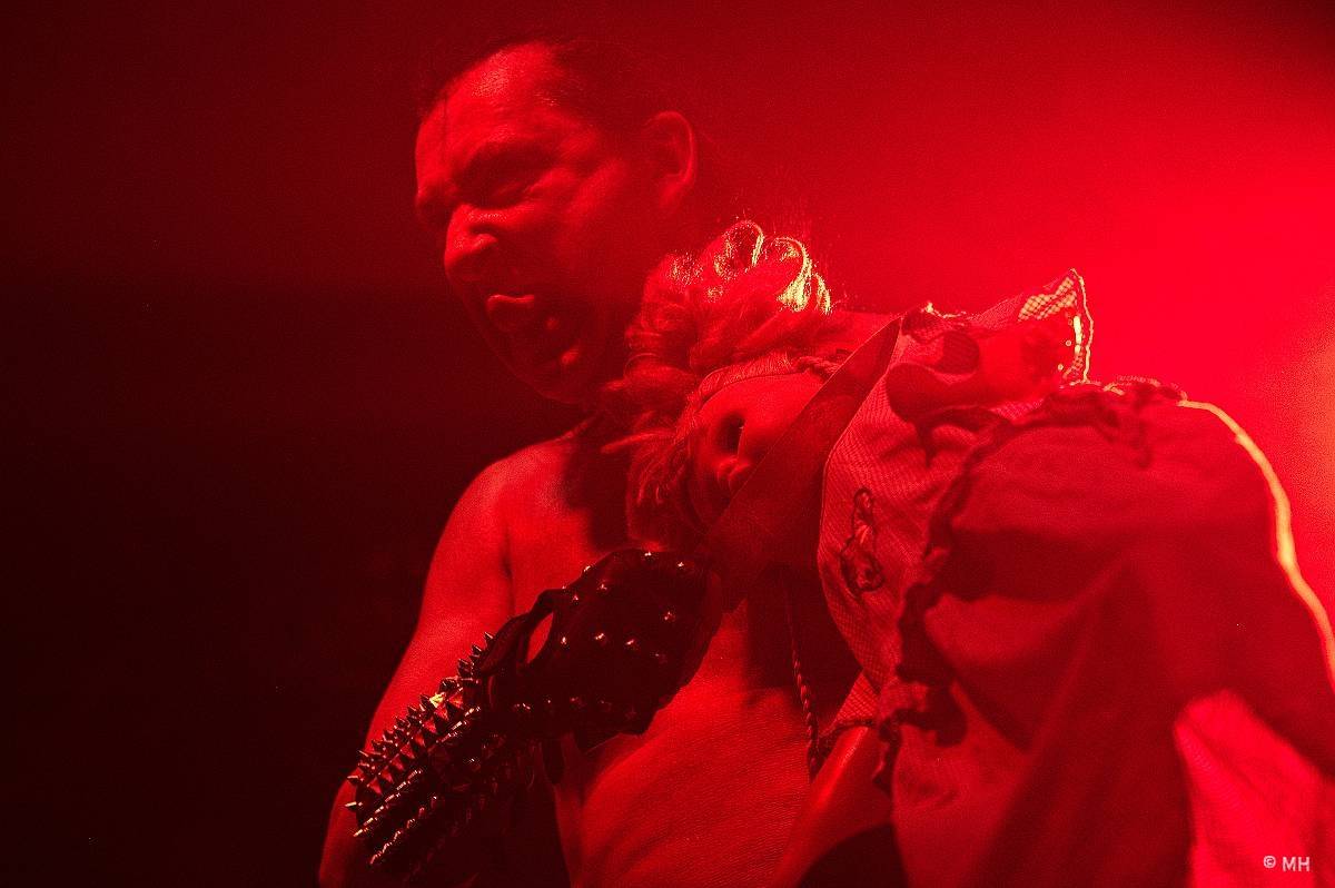 Debustrol zahrál Plzni sólo na motorovou pilu i největší hity z debutového alba