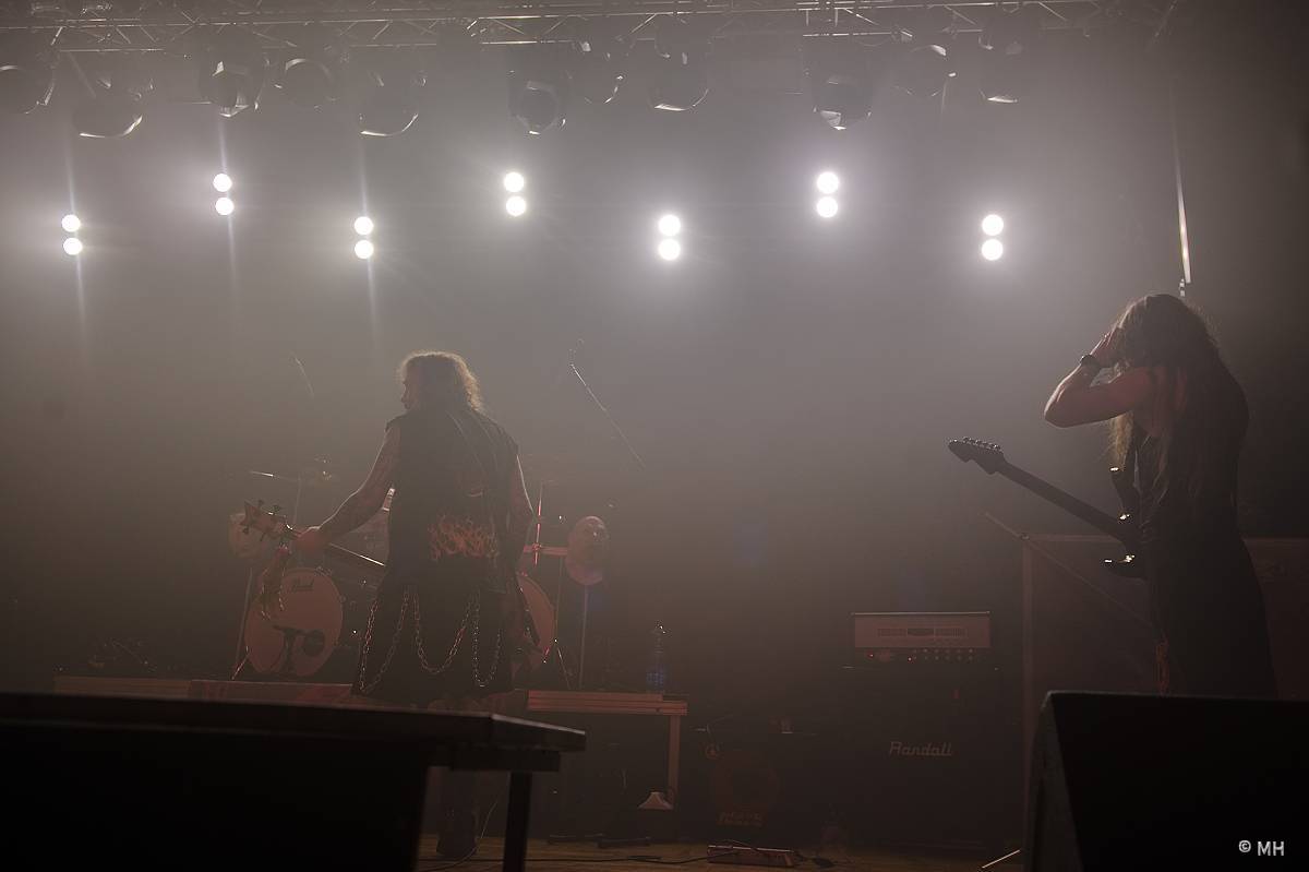 Debustrol zahrál Plzni sólo na motorovou pilu i největší hity z debutového alba