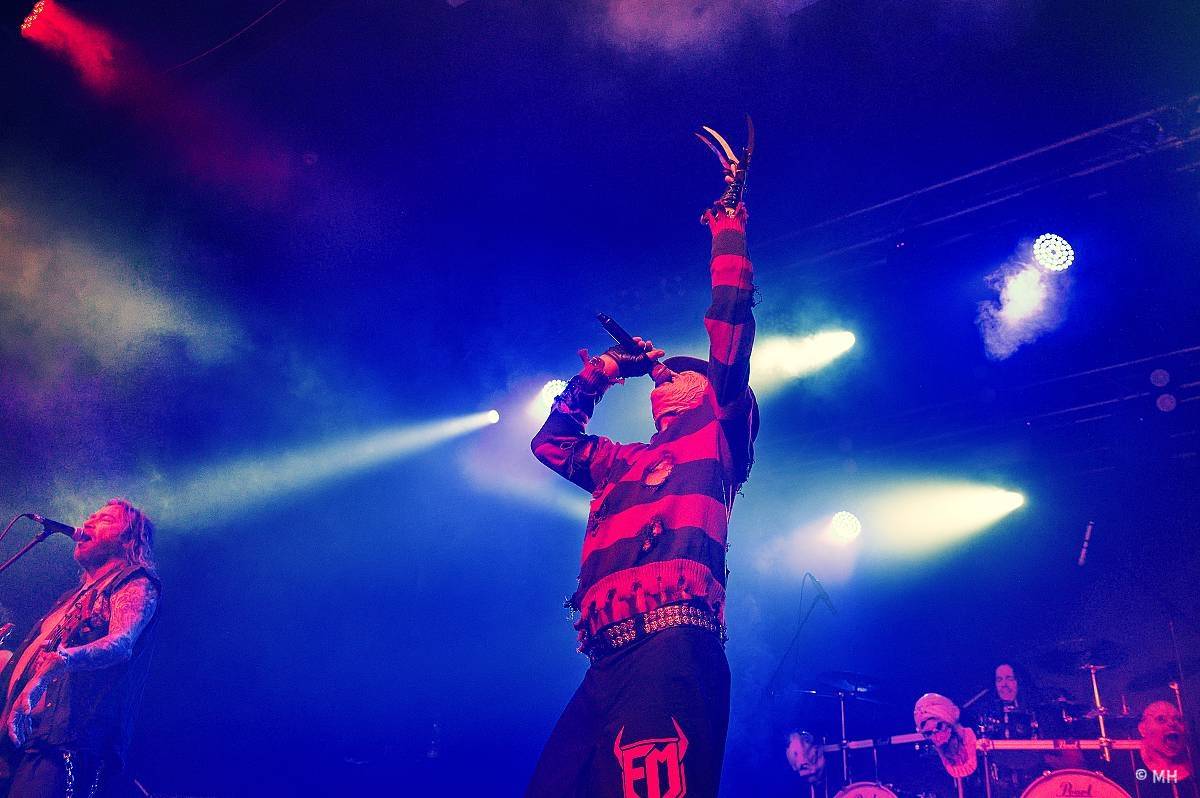 Debustrol zahrál Plzni sólo na motorovou pilu i největší hity z debutového alba