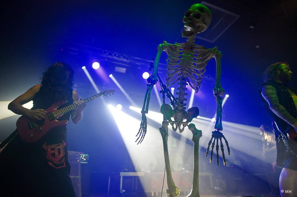 Debustrol zahrál Plzni sólo na motorovou pilu i největší hity z debutového alba