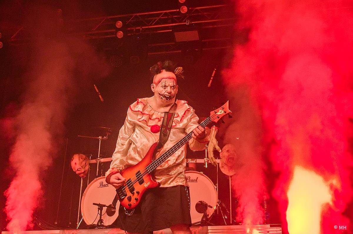 Debustrol zahrál Plzni sólo na motorovou pilu i největší hity z debutového alba