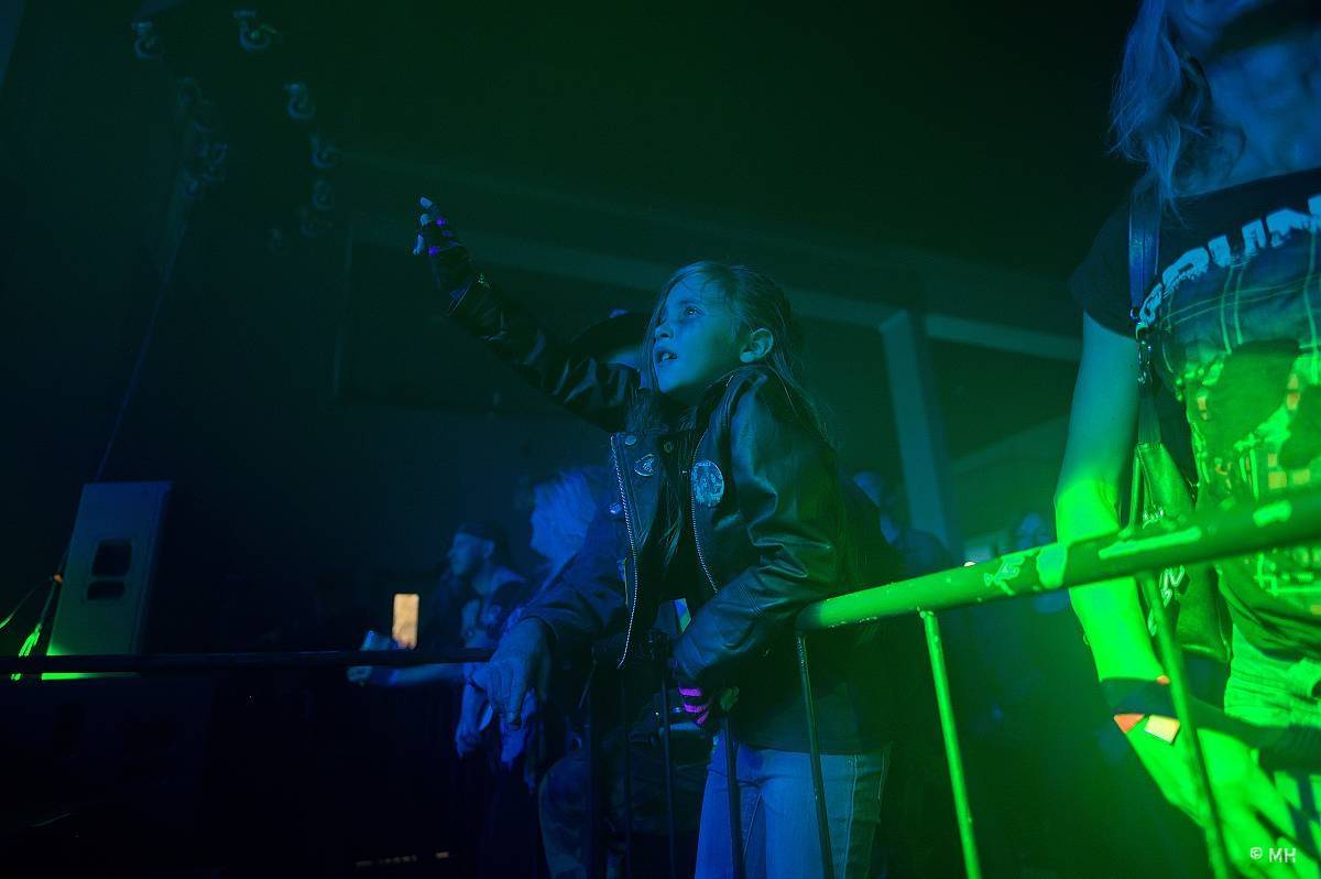 Debustrol zahrál Plzni sólo na motorovou pilu i největší hity z debutového alba