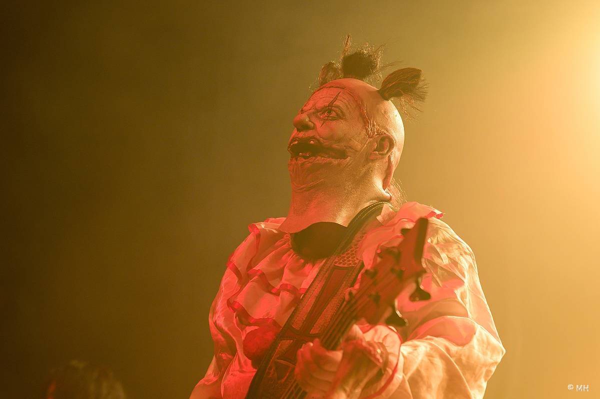 Debustrol zahrál Plzni sólo na motorovou pilu i největší hity z debutového alba