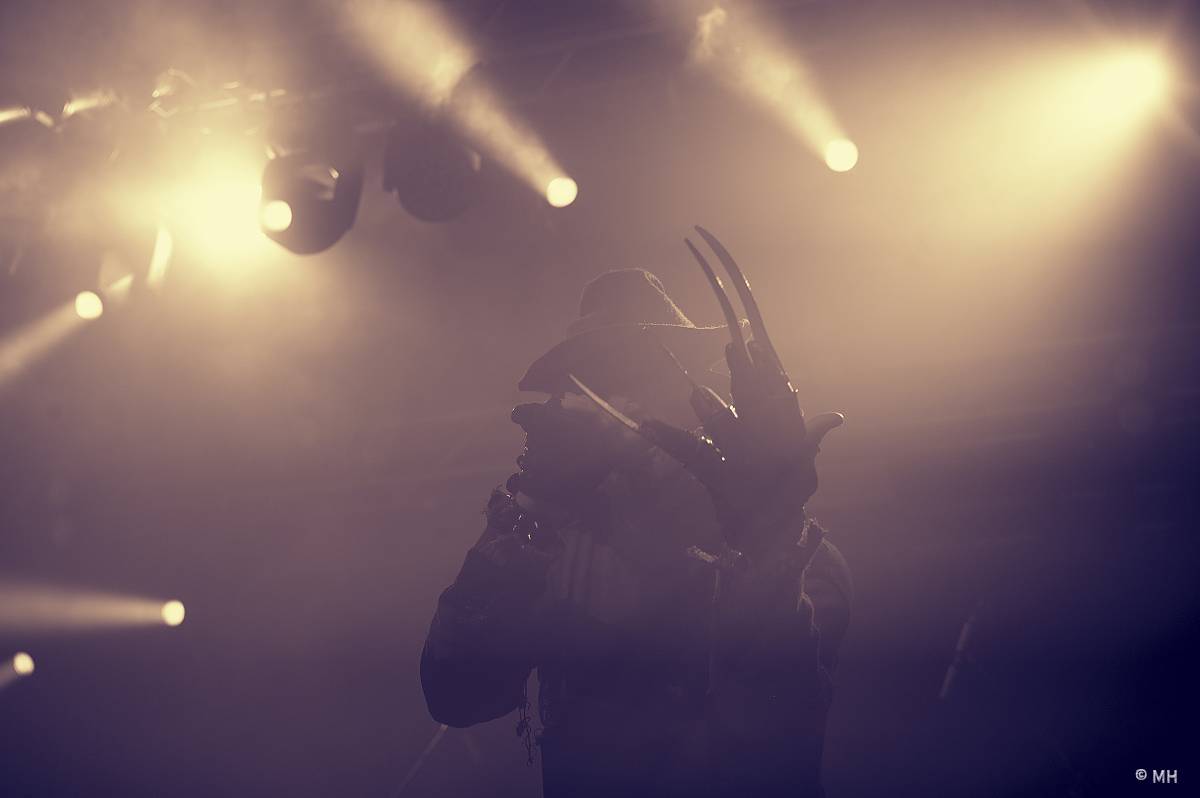 Debustrol zahrál Plzni sólo na motorovou pilu i největší hity z debutového alba