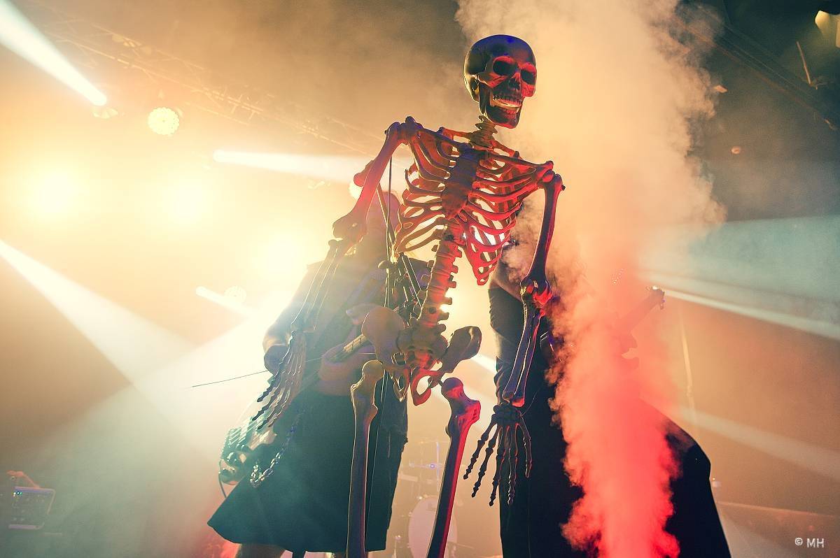 Debustrol zahrál Plzni sólo na motorovou pilu i největší hity z debutového alba