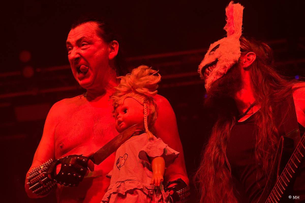 Debustrol zahrál Plzni sólo na motorovou pilu i největší hity z debutového alba