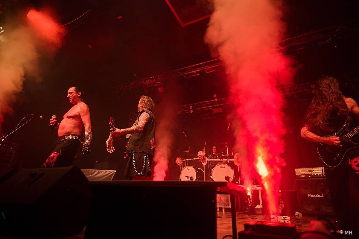 Debustrol zahrál Plzni sólo na motorovou pilu i největší hity z debutového alba