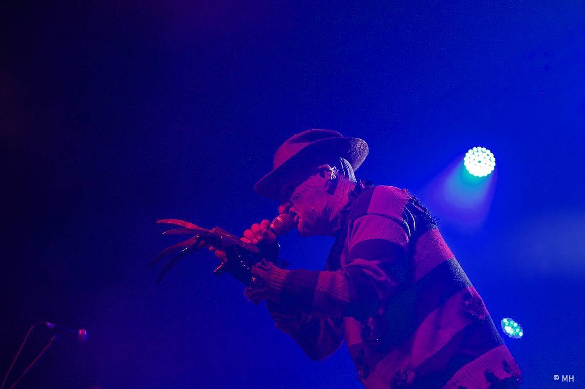 Debustrol zahrál Plzni sólo na motorovou pilu i největší hity z debutového alba