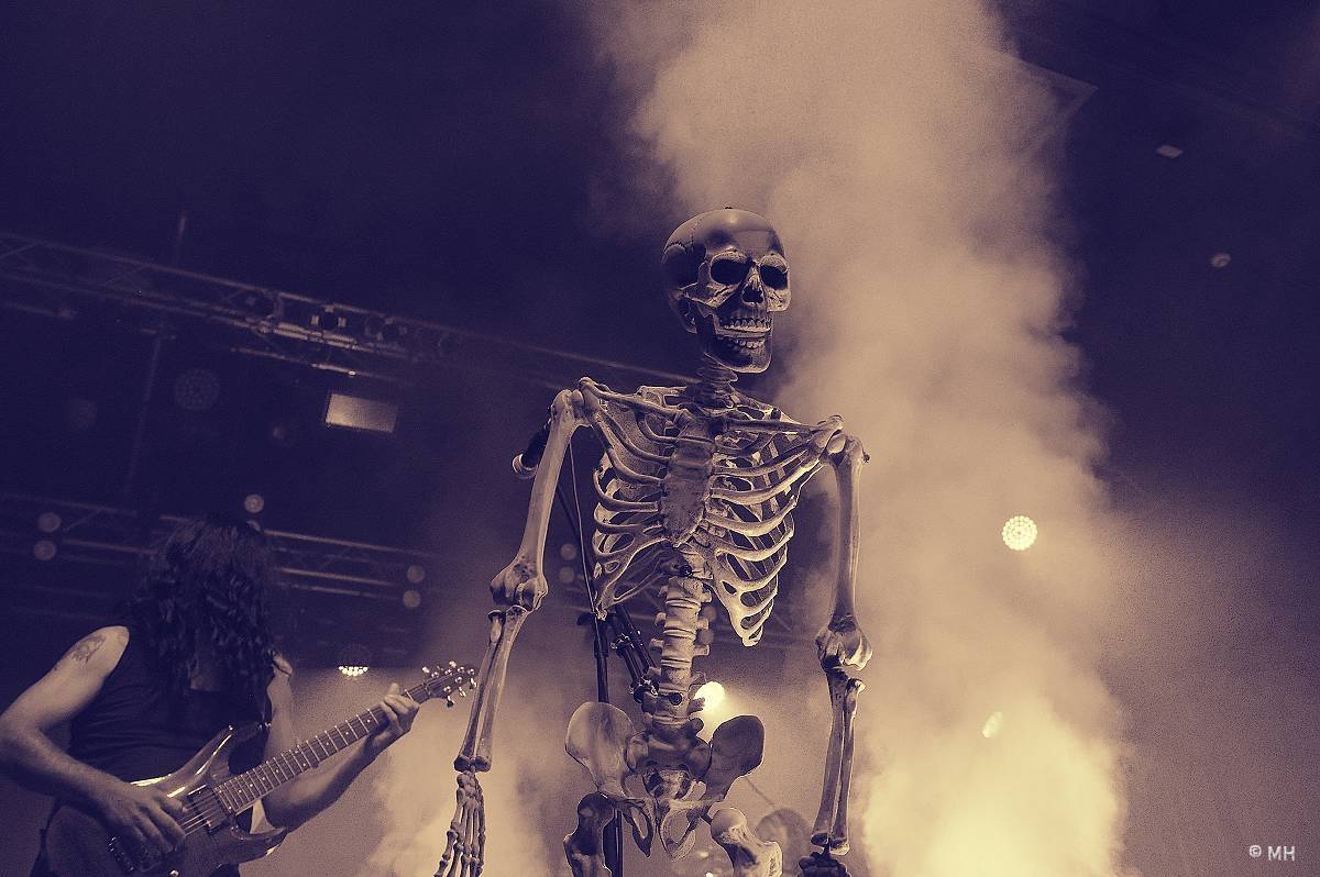 Debustrol zahrál Plzni sólo na motorovou pilu i největší hity z debutového alba