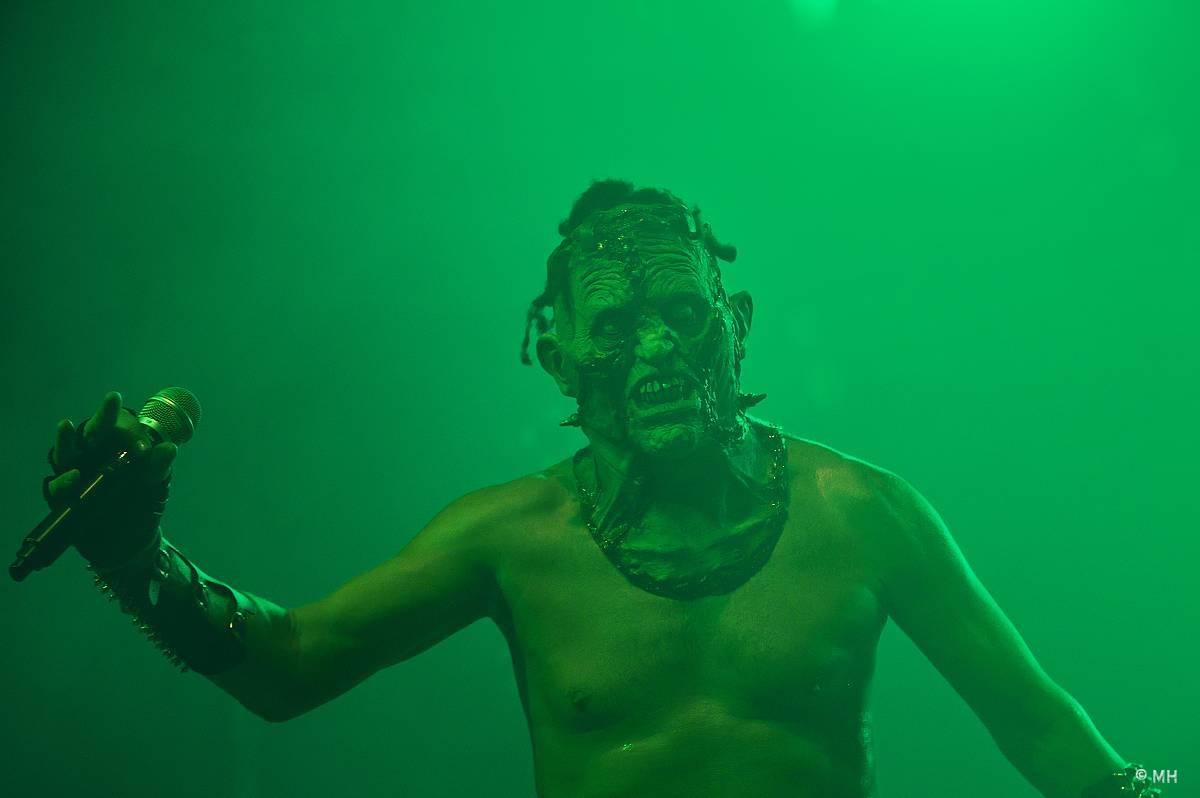 Debustrol zahrál Plzni sólo na motorovou pilu i největší hity z debutového alba