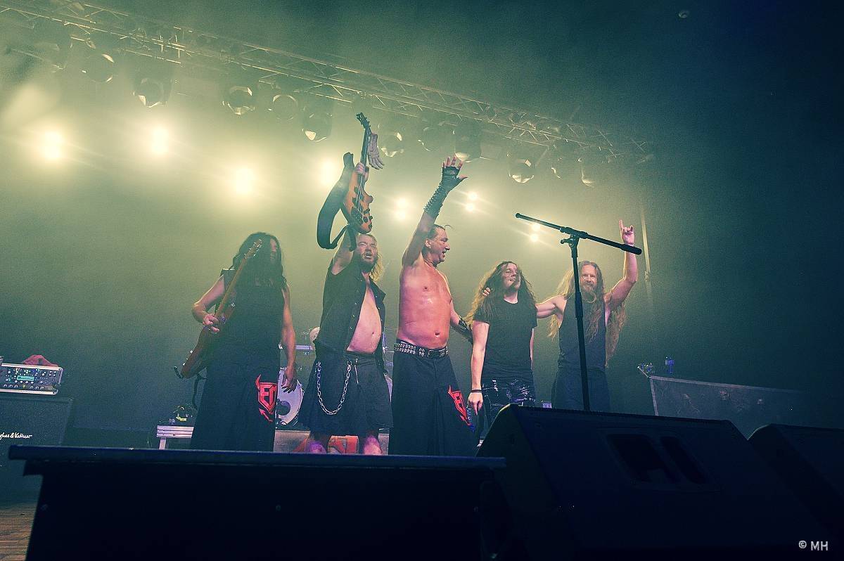 Debustrol zahrál Plzni sólo na motorovou pilu i největší hity z debutového alba