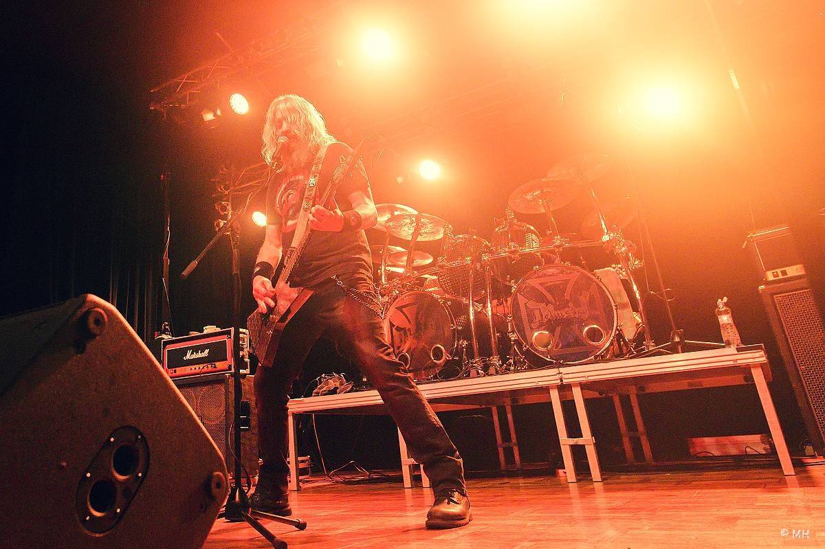 Debustrol zahrál Plzni sólo na motorovou pilu i největší hity z debutového alba