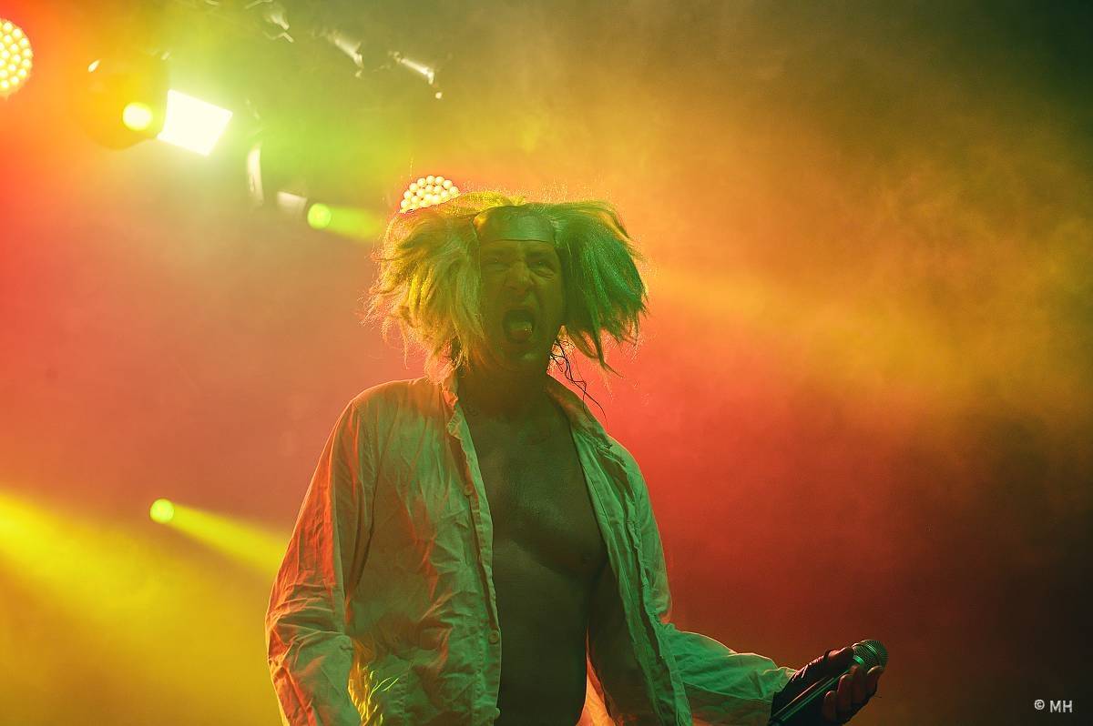 Debustrol zahrál Plzni sólo na motorovou pilu i největší hity z debutového alba