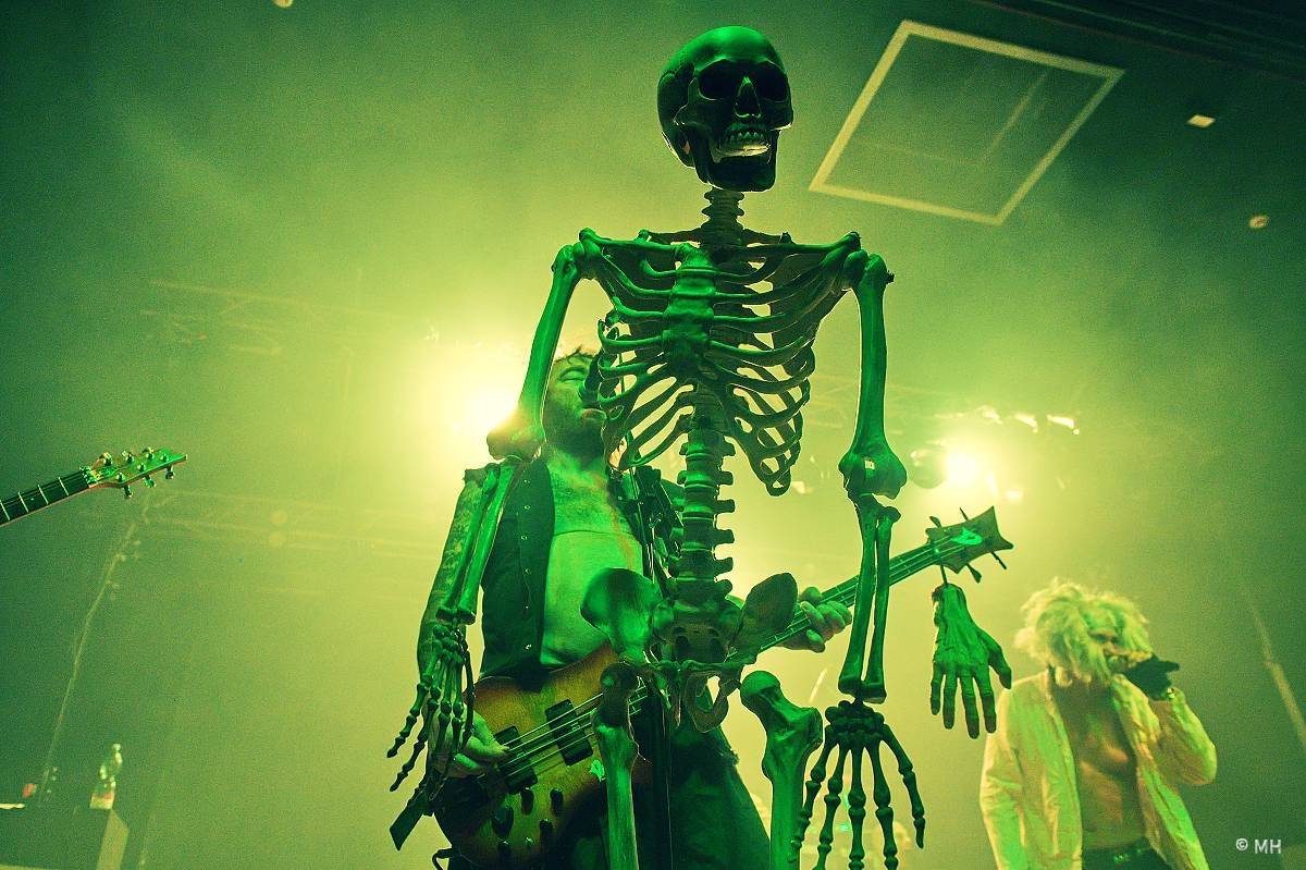 Debustrol zahrál Plzni sólo na motorovou pilu i největší hity z debutového alba