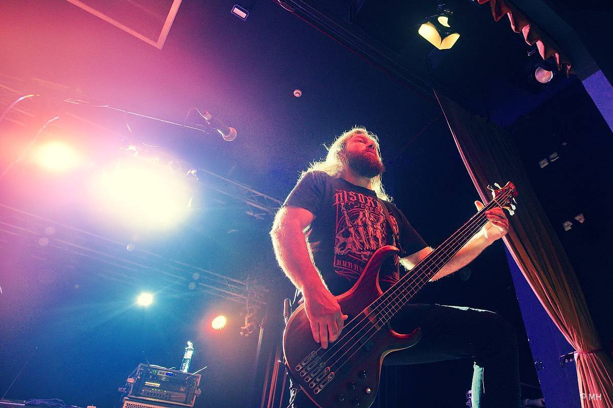 Debustrol zahrál Plzni sólo na motorovou pilu i největší hity z debutového alba