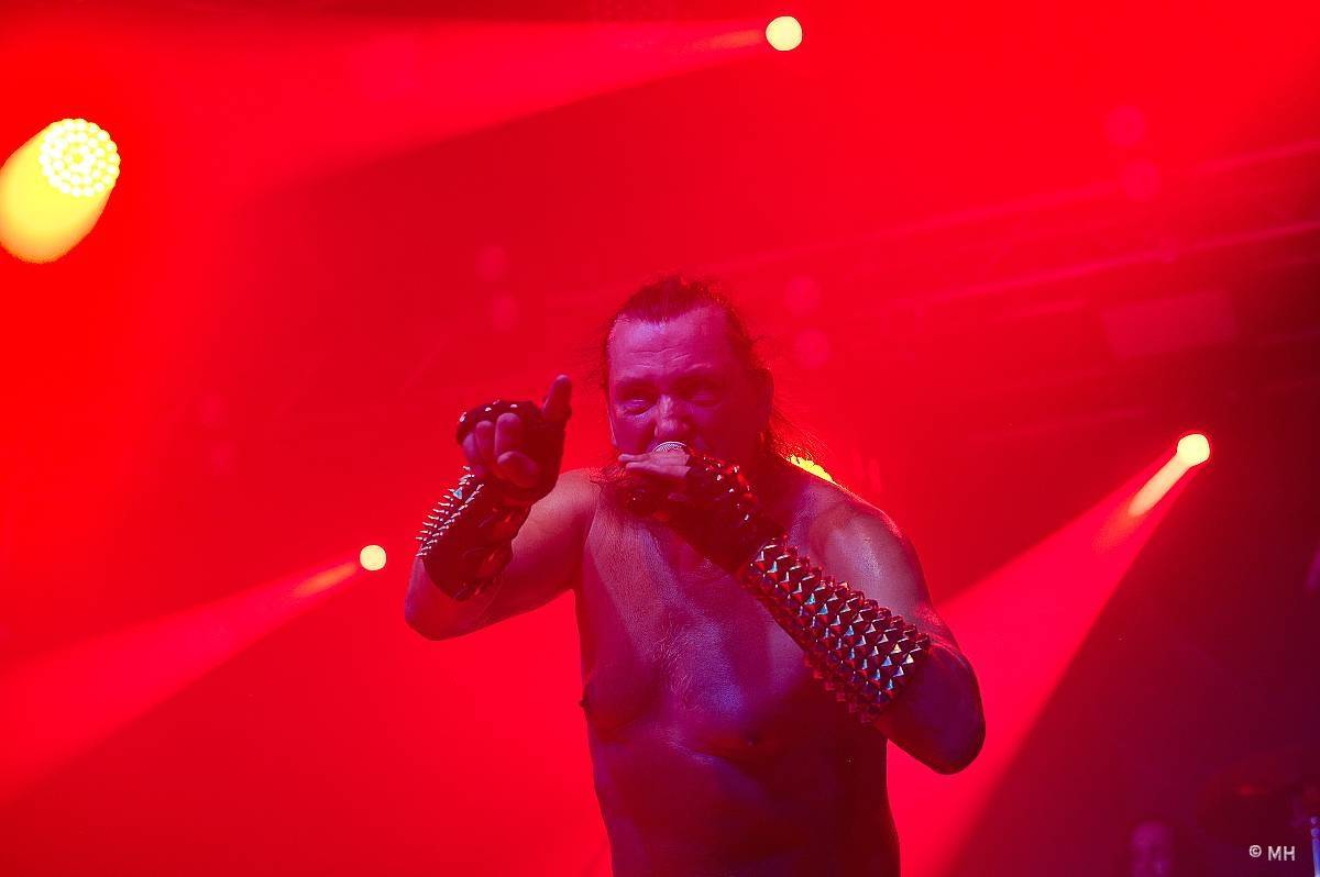 Debustrol zahrál Plzni sólo na motorovou pilu i největší hity z debutového alba