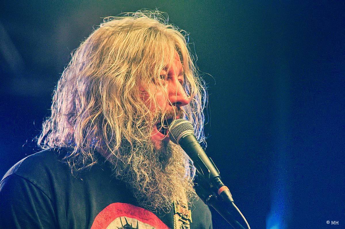 Debustrol zahrál Plzni sólo na motorovou pilu i největší hity z debutového alba