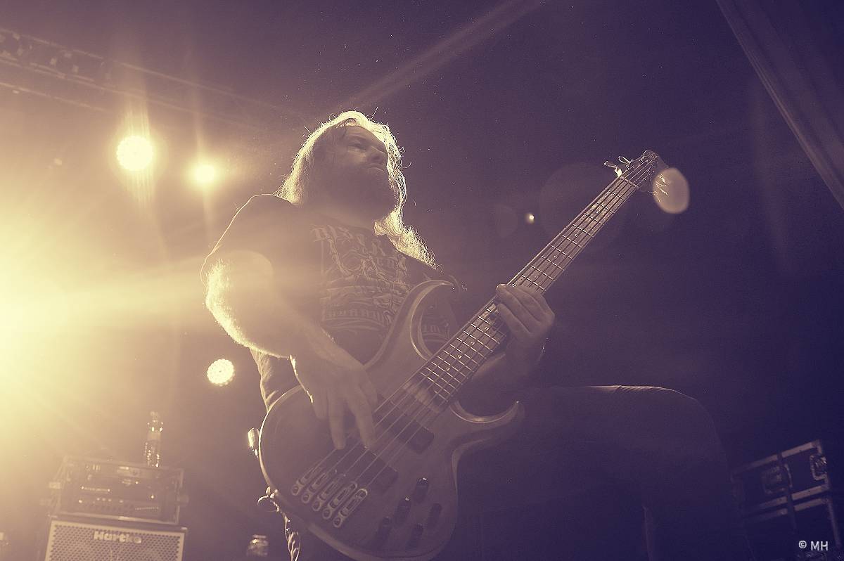 Debustrol zahrál Plzni sólo na motorovou pilu i největší hity z debutového alba