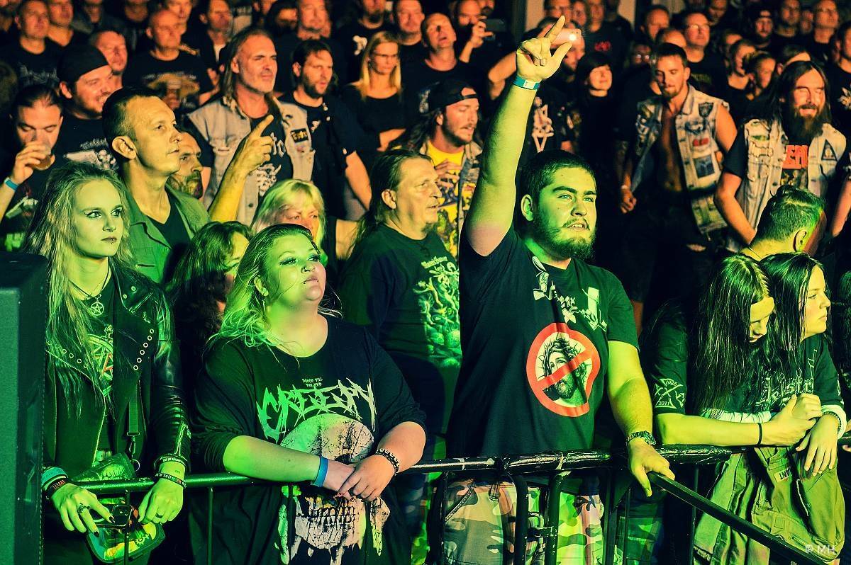 Debustrol zahrál Plzni sólo na motorovou pilu i největší hity z debutového alba