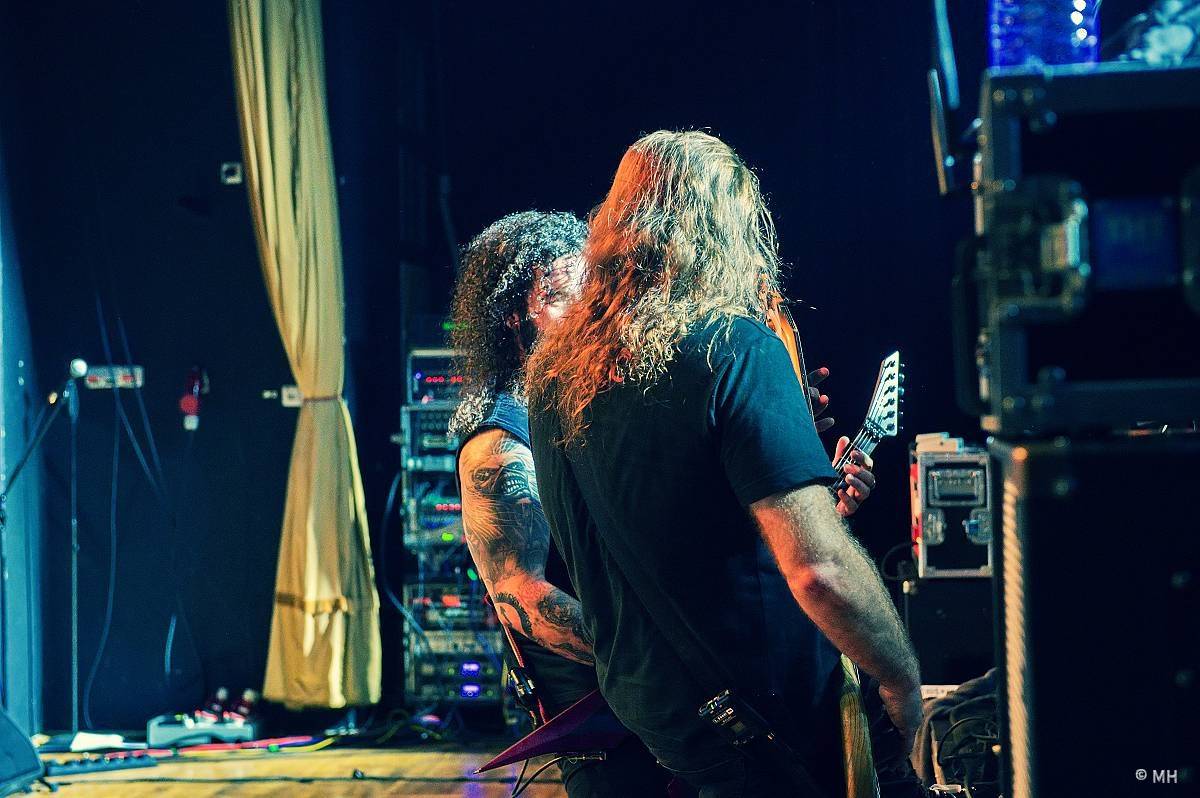 Debustrol zahrál Plzni sólo na motorovou pilu i největší hity z debutového alba