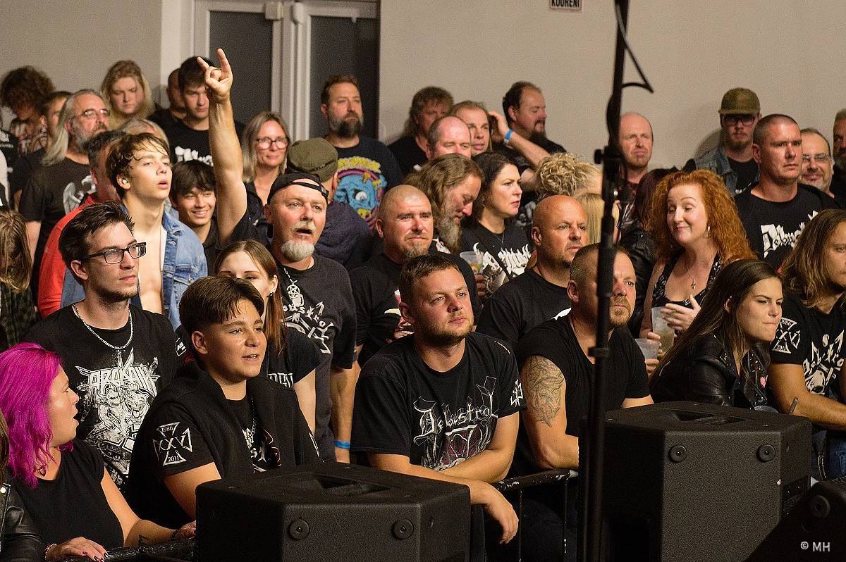 Debustrol zahrál Plzni sólo na motorovou pilu i největší hity z debutového alba