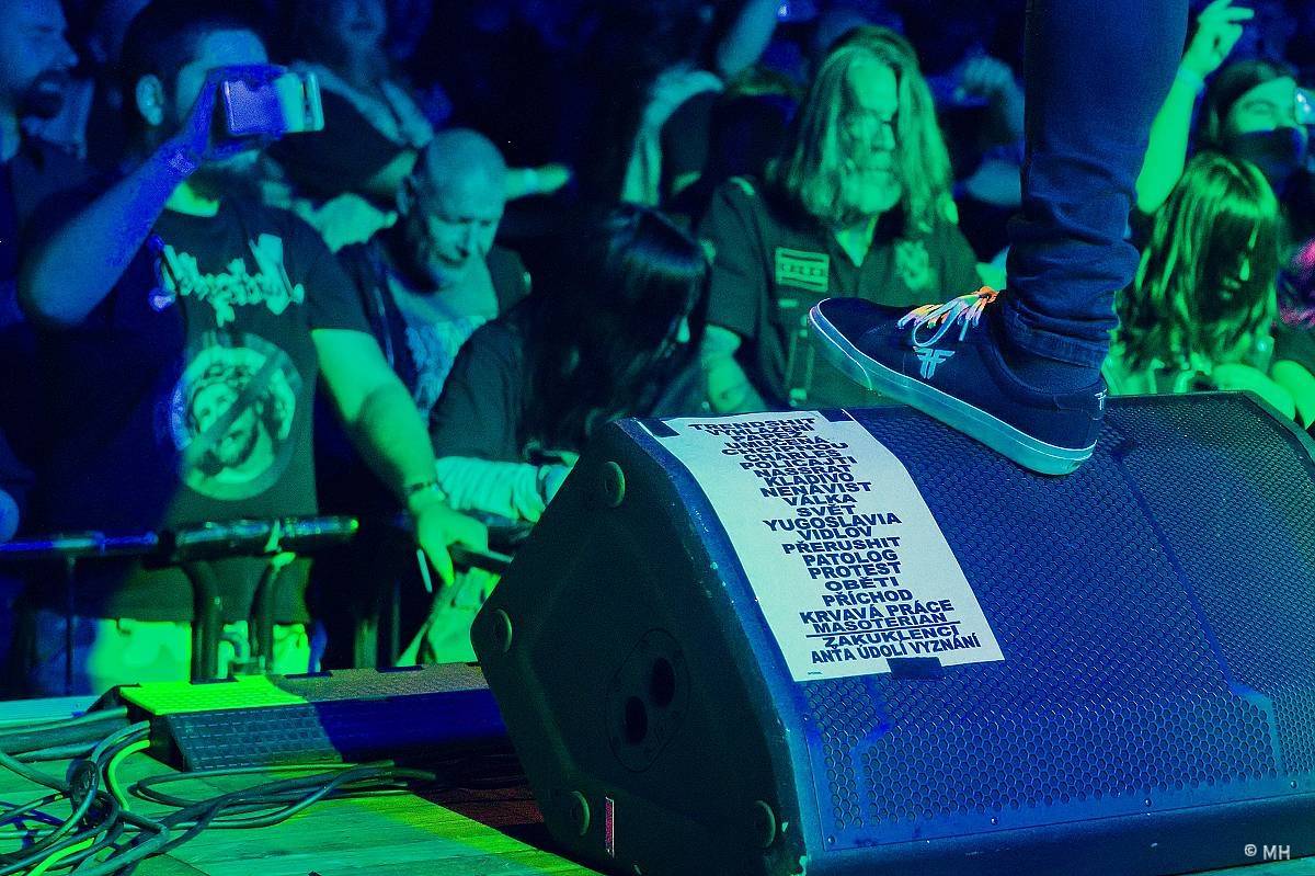 Debustrol zahrál Plzni sólo na motorovou pilu i největší hity z debutového alba