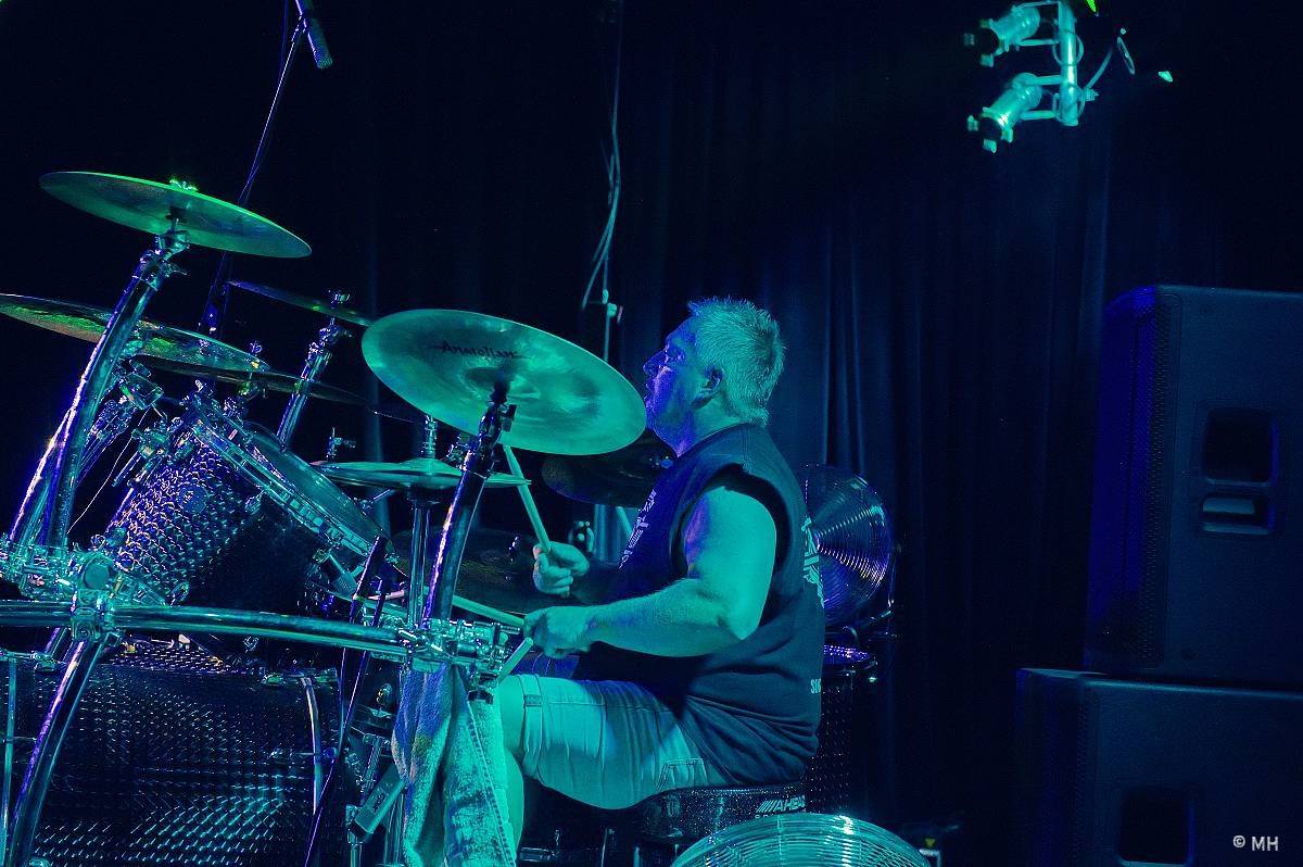 Debustrol zahrál Plzni sólo na motorovou pilu i největší hity z debutového alba