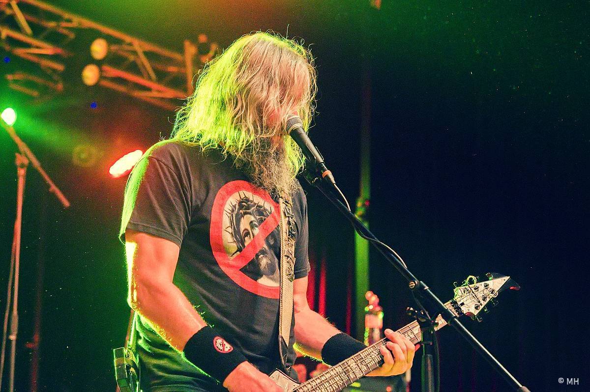 Debustrol zahrál Plzni sólo na motorovou pilu i největší hity z debutového alba