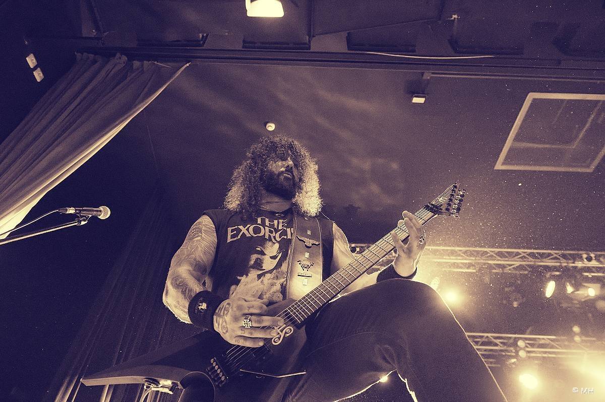 Debustrol zahrál Plzni sólo na motorovou pilu i největší hity z debutového alba