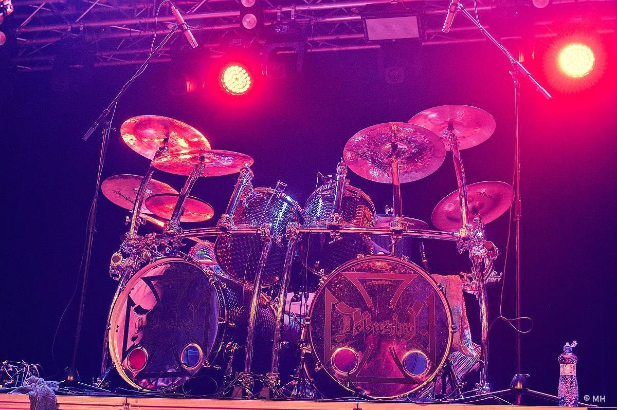 Debustrol zahrál Plzni sólo na motorovou pilu i největší hity z debutového alba