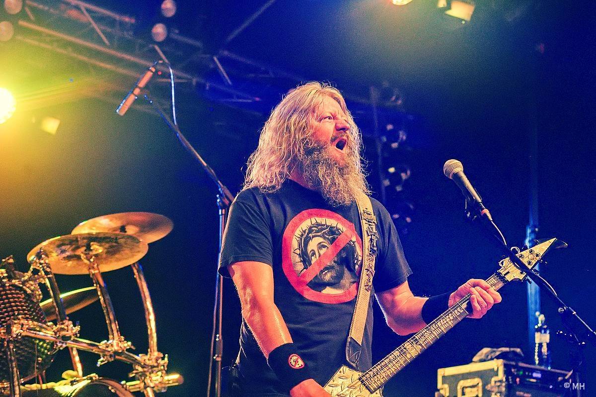 Debustrol zahrál Plzni sólo na motorovou pilu i největší hity z debutového alba