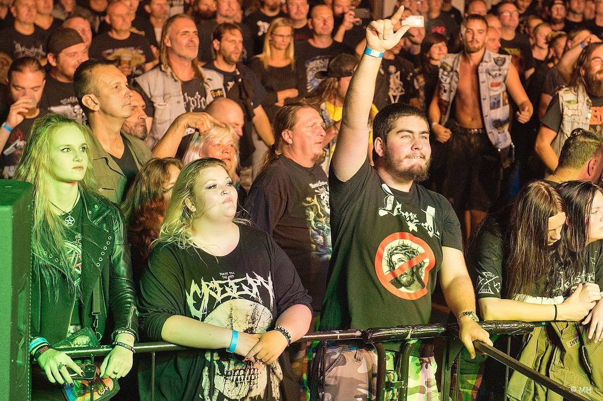 Debustrol zahrál Plzni sólo na motorovou pilu i největší hity z debutového alba