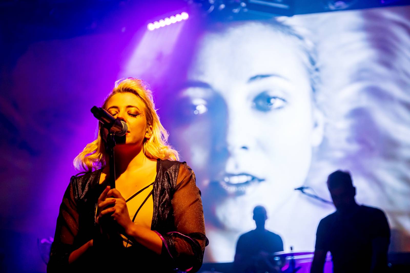 Anna Julie Slováčková pokřtila album Osudová, mezi hosty nechyběli Pokáč, Milan Peroutka nebo Marta Jandová