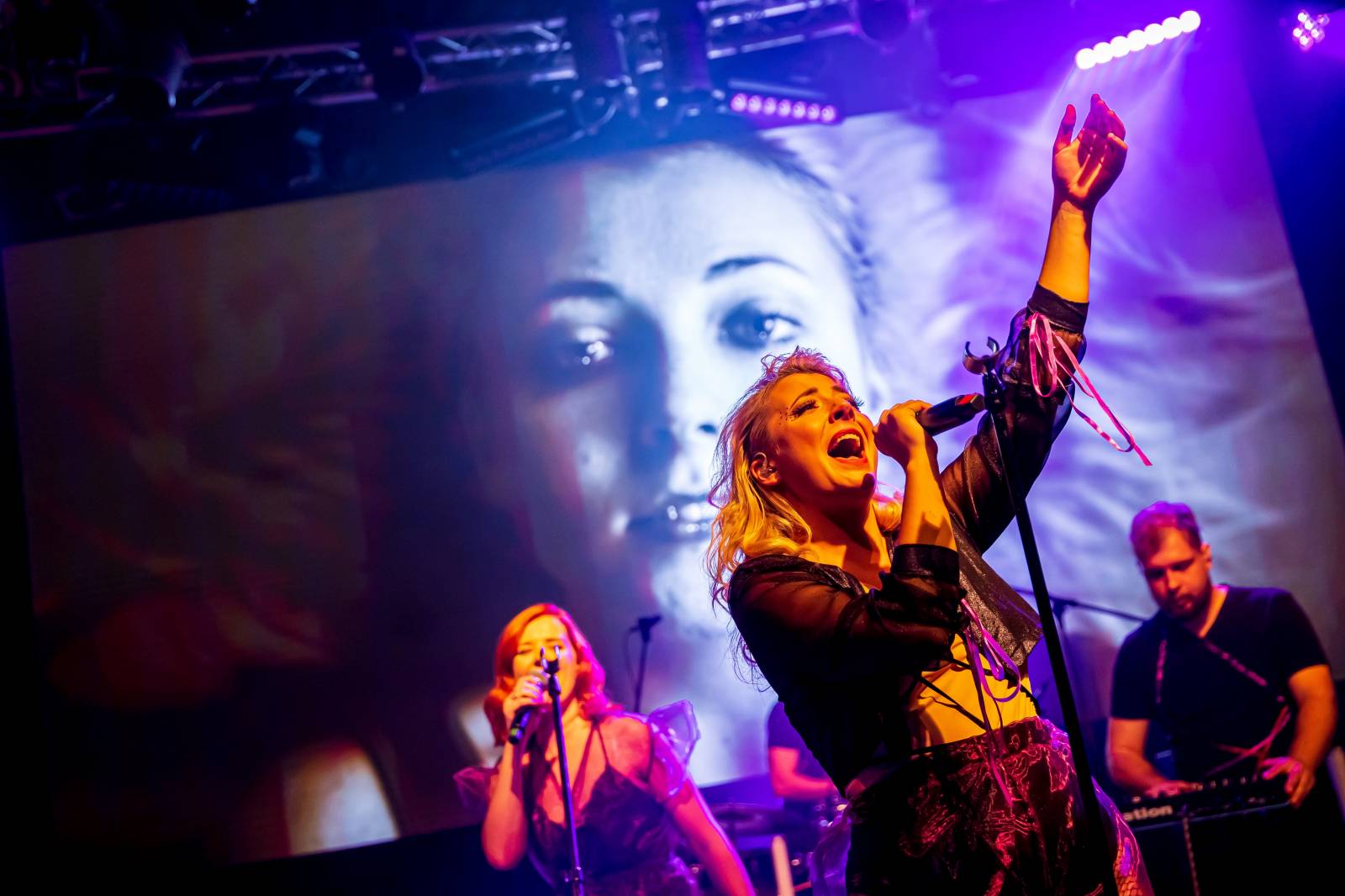 Anna Julie Slováčková pokřtila album Osudová, mezi hosty nechyběli Pokáč, Milan Peroutka nebo Marta Jandová