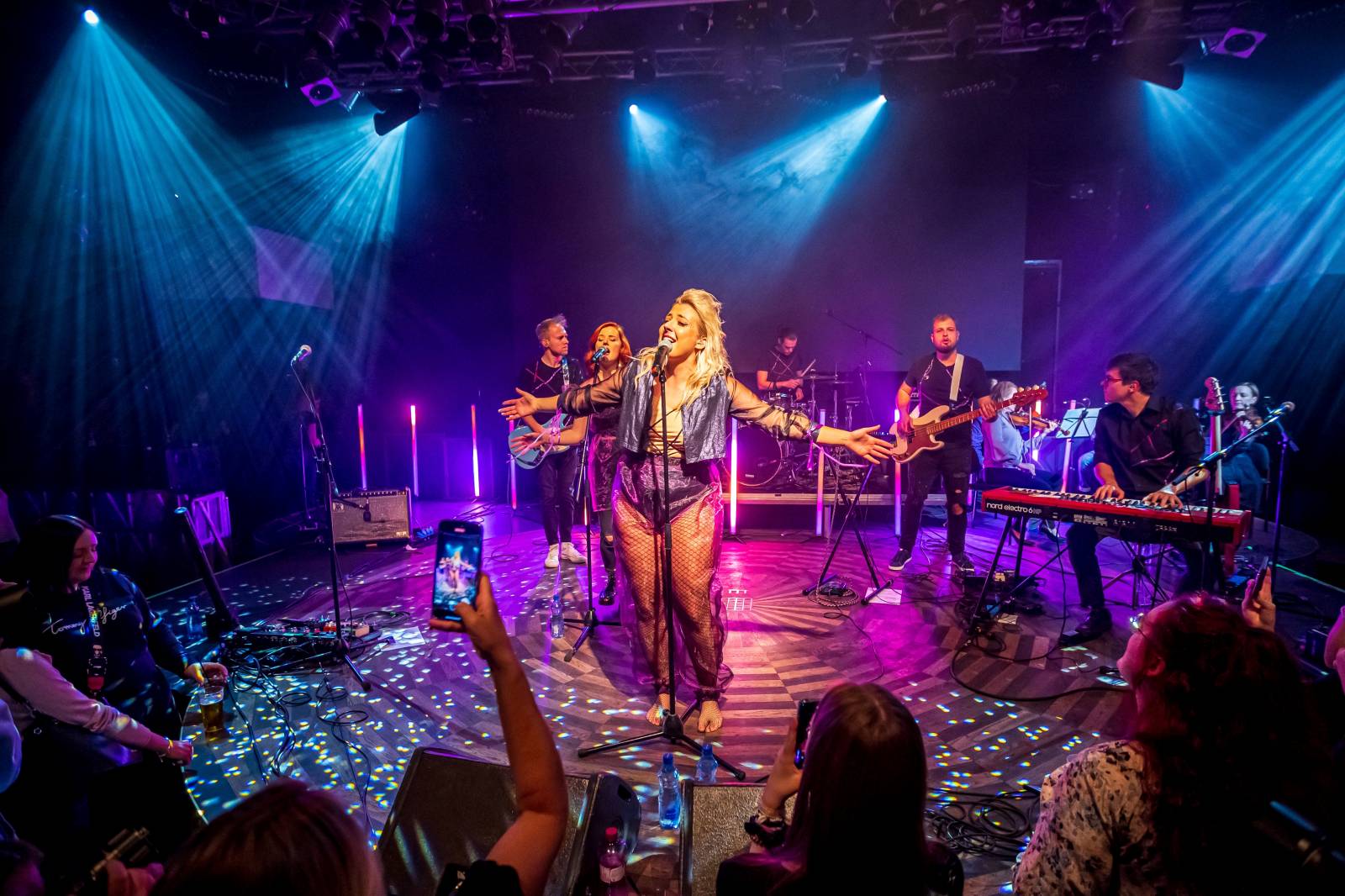 Anna Julie Slováčková pokřtila album Osudová, mezi hosty nechyběli Pokáč, Milan Peroutka nebo Marta Jandová