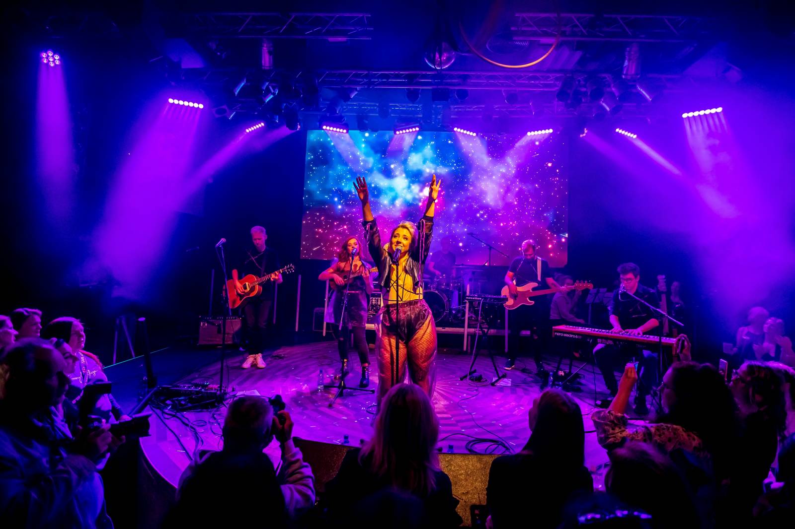 Anna Julie Slováčková pokřtila album Osudová, mezi hosty nechyběli Pokáč, Milan Peroutka nebo Marta Jandová