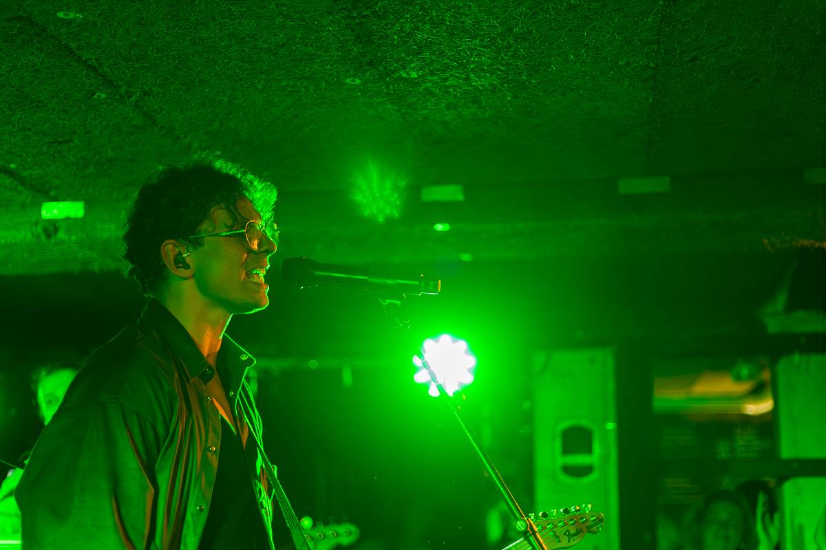 Kamrad předvedl v Praze show nabitou energií, publikum rozeskákal a rozezpíval svými hity