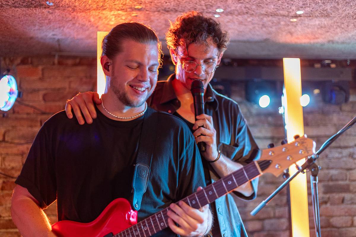 Kamrad předvedl v Praze show nabitou energií, publikum rozeskákal a rozezpíval svými hity