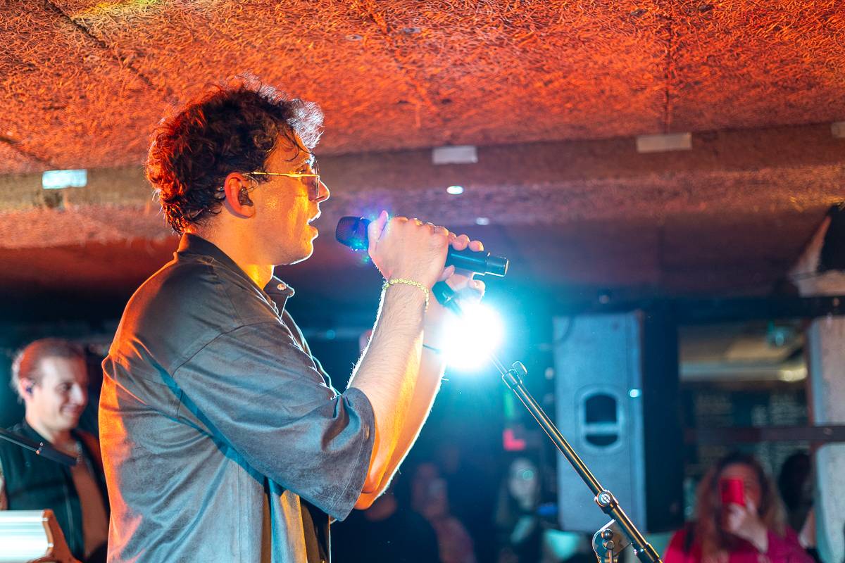 Kamrad předvedl v Praze show nabitou energií, publikum rozeskákal a rozezpíval svými hity